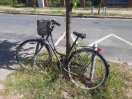 Foto: defektes Fahrrad am Straßenrand 
